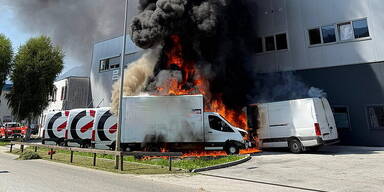Spektakulärer Brand: Transporter gingen in Flammen auf