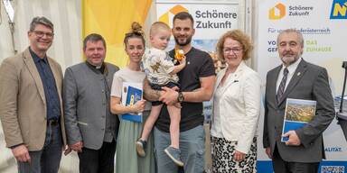 Feierliche Schlüsselübergabe einer Wohnhausanlage in Großweikersdorf