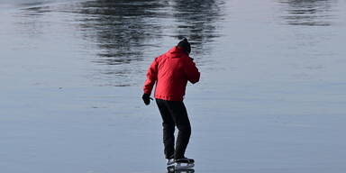 Lebensgefahr auf der Alten Donau: Eisläufer und Selfie-Poser auf dünnem Eis