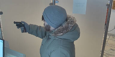 Bank-Überfall: Polizei sucht DIESEN Mann