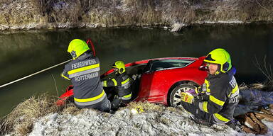 Einsatzkräfte bargen Lenker und Fahrzeug.