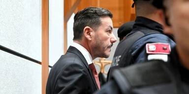 Blitzlicht und ein regungsloser Benko 