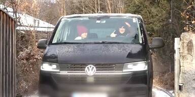 HIER fährt Fiona zu Grasser und holt ihn aus dem Gefängnis