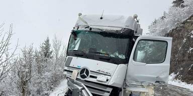 Zahlreiche Unfälle: Schnee sorgt für Verkehrs-Chaos