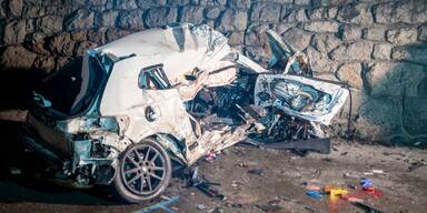 Frontal gegen Lkw: Zwei Teenager sterben bei Horror-Crash