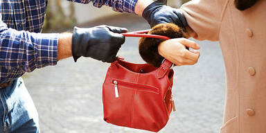 Handtaschenräuber stieß Pensionistin (85) nieder