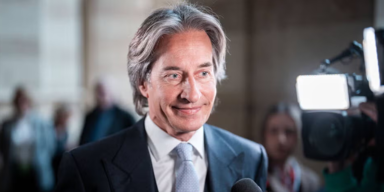 Grasser ist frei! Ex-Minister darf mit Fußfessel Haft verlassen 