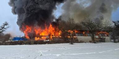 Maschinenhalle bei Brand zerstört
