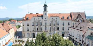 hauptplatz-rathaus-cstadtgemeinde-neunkirchen.jpg