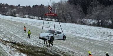 Elektro-Porsche überschlägt sich im Schnee-Chaos