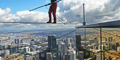 Hochseil-Artist Kane Peterson spaziert 300 Meter über dem Eureka Sonnendeck in Melbourne