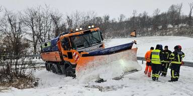 Wintereinbruch: "Big Mama" muss Schneepflug bergen