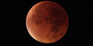 Der Blutmond erstrahlt über dem Nachthimmel