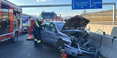 Unfall auf Westautobahn: Ehepaar schwer verletzt