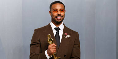 Star taucht mit Oscar-Trophäe in Burger-Lokal auf