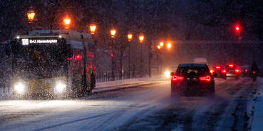 Kälte-Hammer: Schneechaos, Sturm und Schulschließungen