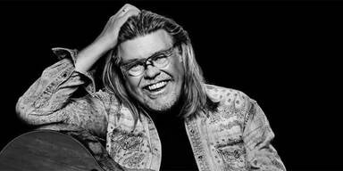 Er lag tot im Bett! Drama um Schlagerstar - Familie fragt: "Warum nur?" 