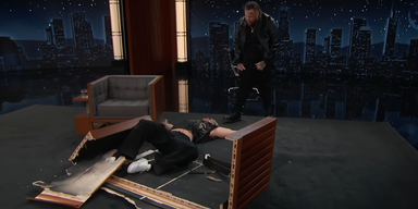 Live im TV: Youtube-Superstar fliegt durch einen Tisch