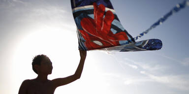 Beim Kite Festival in Redondo Beach ist auch dieser Bub mit seinem Spiderman-Drachen am Start