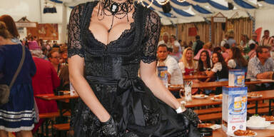 Sarah Knappik zeigt sich bei einer Oktoberfest-Kopie in Frankfurt im sexy Dirndl