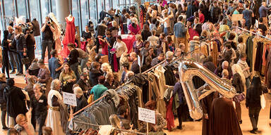 Kostüme werden verkauft.