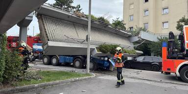 Fußgängerbrücke kracht auf Lkw