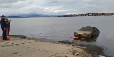 Auto aus Stausee geborgen - Rätsel um Andreas und Max gelöst?
