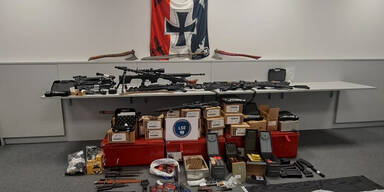 54-Jähriger hortet Waffenarsenal und NS-Devotionalien