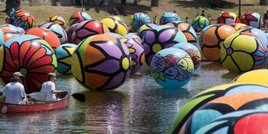 Ein Kunst-Projekt brachte hunderte aufblasbare, bemalte Kugeln in den MacArthur-Park in Los Angeles