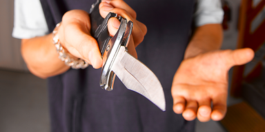 25-Jähriger von Räubern mit Messer attackiert - Großfahndung