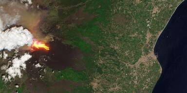 mount_etna_erupts.jpg