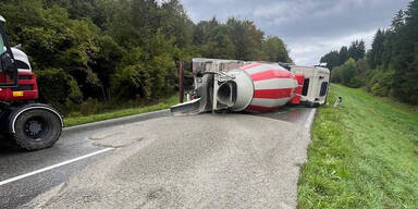 Wespe löst Crash aus – Betonmischer kippt um