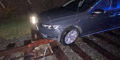 Alko-Raser rammt Polizei-Auto – Beamter verletzt