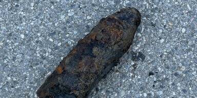 Fischer angelt Granate aus Donaukanal 