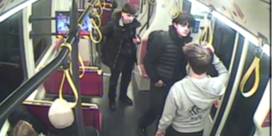 Polizei sucht diese brutalen Straßenbahn-Räuber