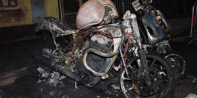 Motorräder und Auto abgefackelt: Feuerteufel gesucht