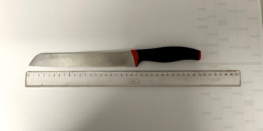 Russe bedrohte Rezeptionistin mit Messer und schlug Obdachlosen