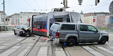 Leichtverletzte bei Verkehrsunfall zwischen Straßenbahn und zwei PKW