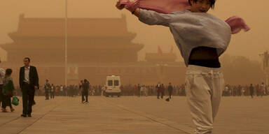 Ein Sandsturm fegt über Peking (China) hinweg