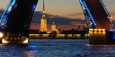 Spektakulärer Blick auf die Dvortsovaya-Brücke in St. Petersburg