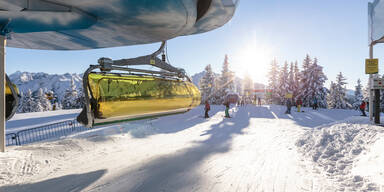 Betrunkener Snowboarder schläft auf Skipiste ein