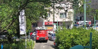 Mann greift Polizisten mit Messer an – WEGA schießt, Lebensgefahr