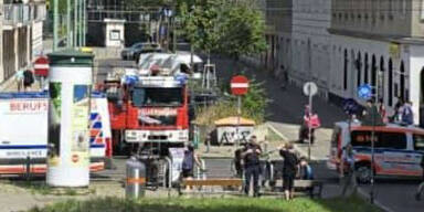 Mann greift Polizisten mit Messer an – WEGA schießt, Lebensgefahr