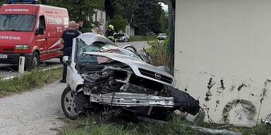Auto crashte in Mauer -  Lenker tot