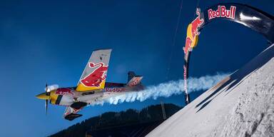 Red Bull: Flugshow über der Streif