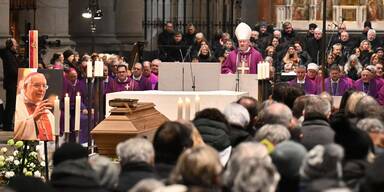 Tausende verabschiedeten Altbischof Aichner