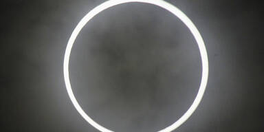 Spektakuläre Sonnenfinsternis in Asien & USA