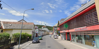 Dünner Pistolen-Mann nach Raub auf der Flucht