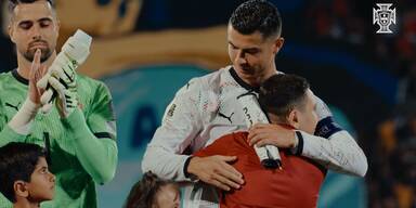 Einlaufkind zu Tränen gerührt: Ronaldo sorgt für Gänsehaut-Moment