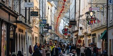 Touristen stürmen die Getreidegasse.